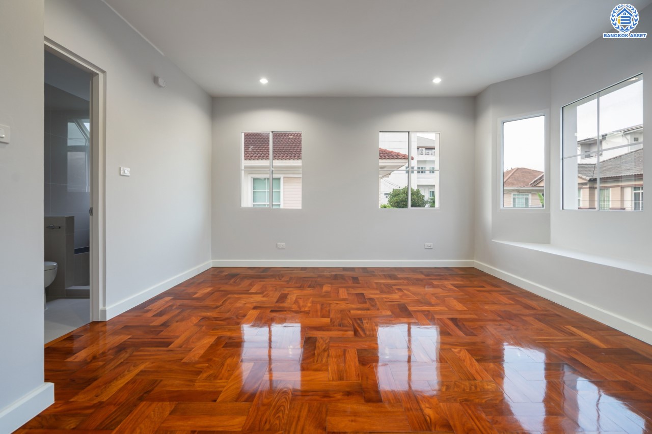 บ้านมือสองตกแต่งใหม่ ม.นันทวัน พระราม5 ตกแต่งหรูหรา หลังใหญ่กว่า 64 ตร.ว. ฟังก์ชันจัดเต็ม 3 ห้องนอน 3 ห้องน้ำ 1 ห้องอเนกประสงค์ จอดรถได้ 2 คัน พร้อม Living Room รองรับทุกความสุข ทำเลเดินทางสะดวก ใกล้ทางด่วน "กาญจนาภิเษก" และรถไฟฟ้าสายสีม่วง "สถานีบางรักใหญ่"